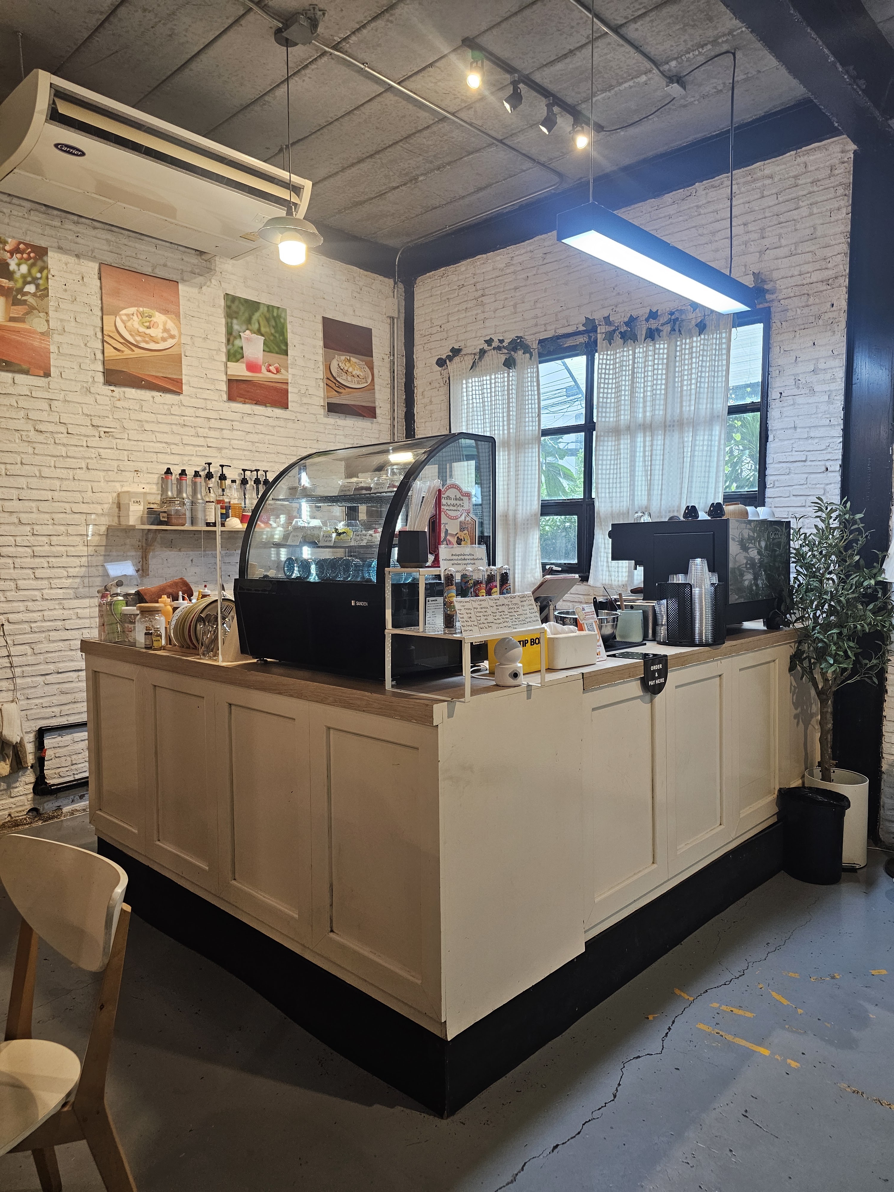 The yellow fox Cafe